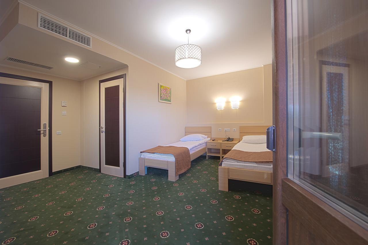 Advenus Hotel リヴィウ エクステリア 写真